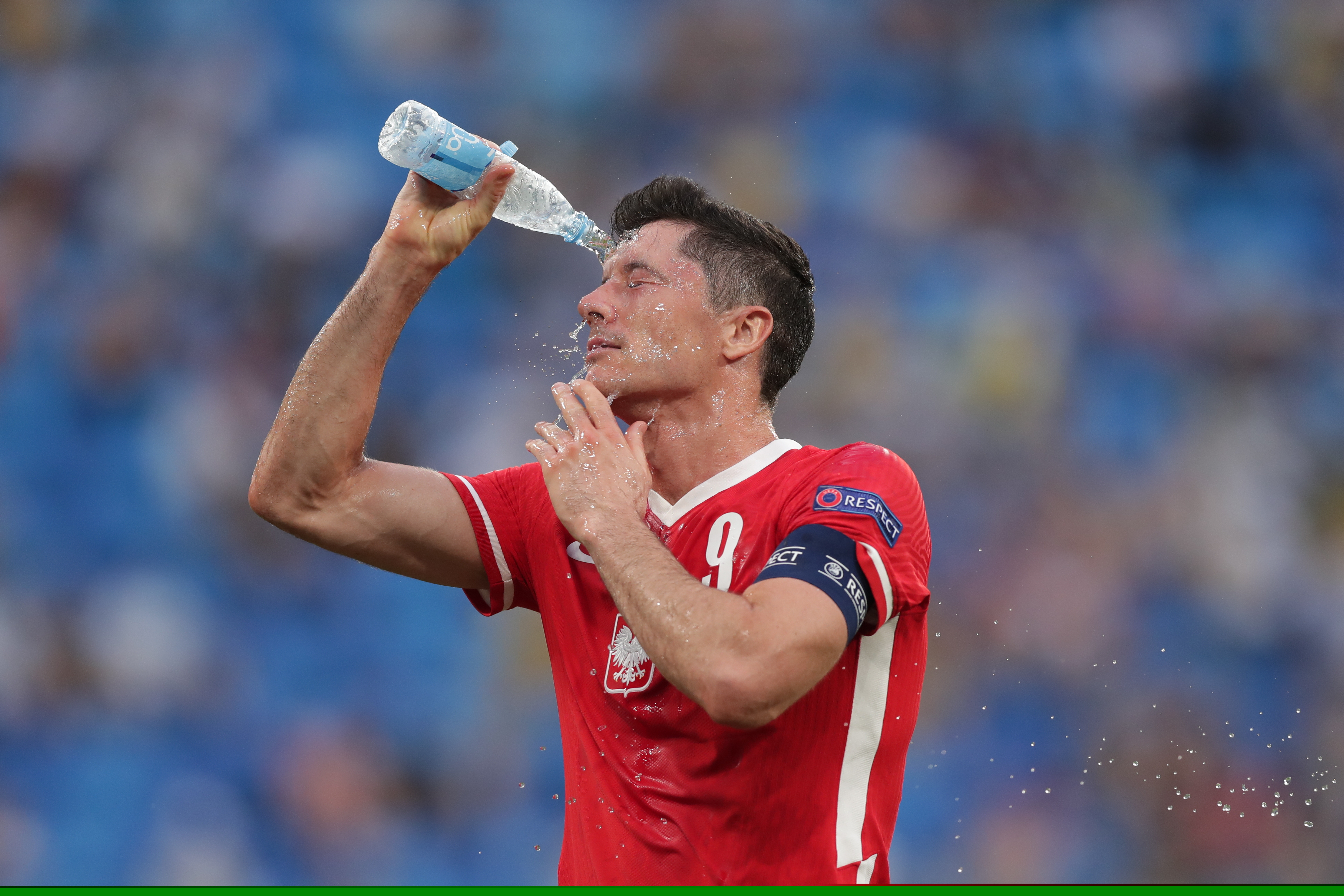 曼联欧联杯客场险胜，积分榜形势紧张（曼联欧联杯客场艰难取胜，积分形势趋紧）