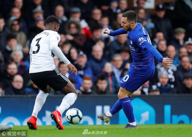 图片报：西蒙斯因抱怨颈痛缺席昨日合练，很可能缺战今日比赛（图片报：西蒙斯昨因颈痛未参加合练，今日比赛恐将无缘）