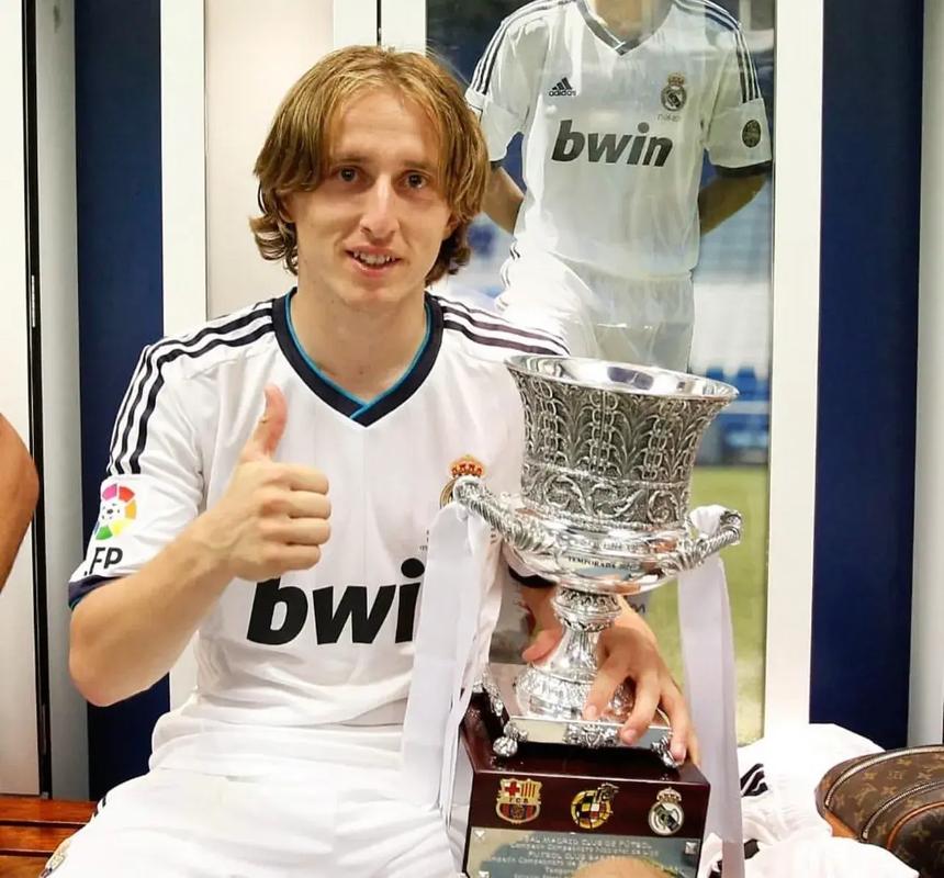 随迈阿密国际夺冠，德保罗赛后剪下主场球网留念（随国际迈阿密加冕冠军，德保罗赛后剪下主场球网作纪念）