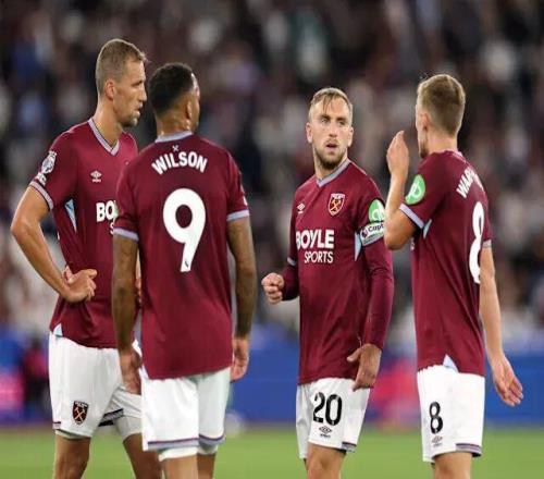 曼城豪取连胜继续领跑（曼城连战连捷稳居榜首）