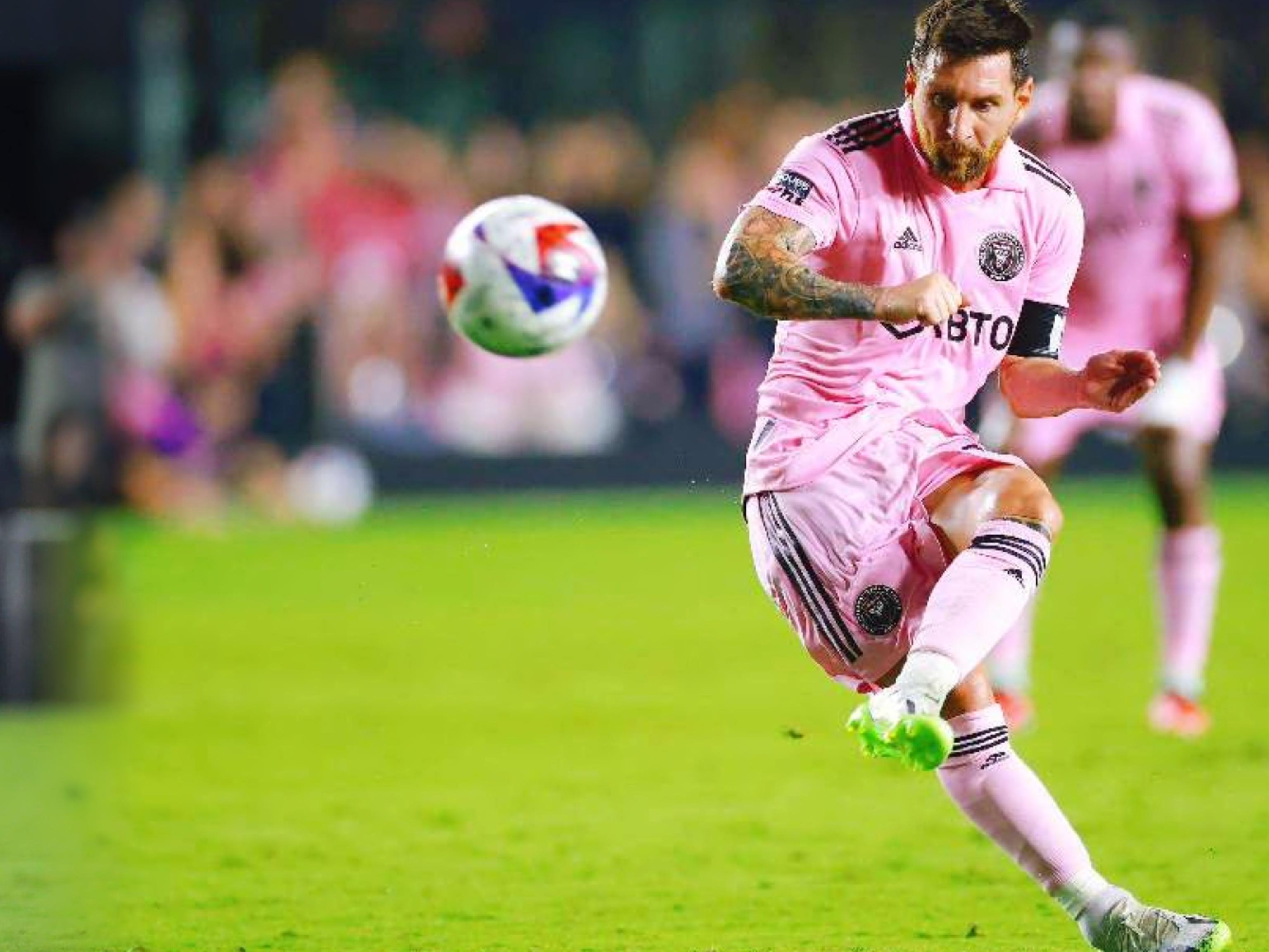 上海申花迎建队32周年纪念日，俱乐部官方发布庆贺海报（上海申花建队32周年之际，俱乐部发布纪念海报）