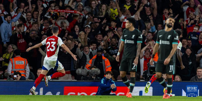 赛后留在狼队主场加练的曼联替补们！ 加油！（曼联替补赛后留守狼队主场加练，继续加油！）